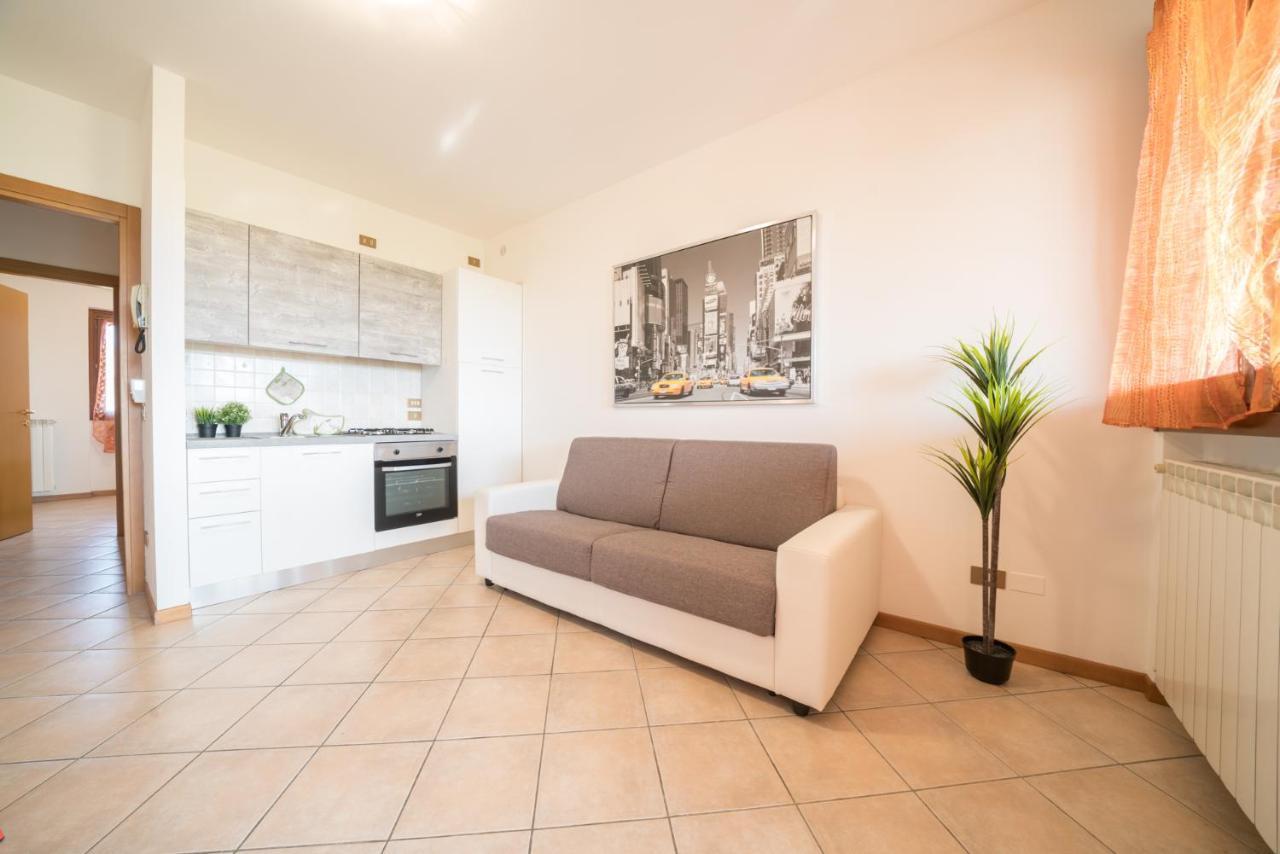 Gardappartamenti Cascinale Pool Desenzano del Garda Exteriör bild