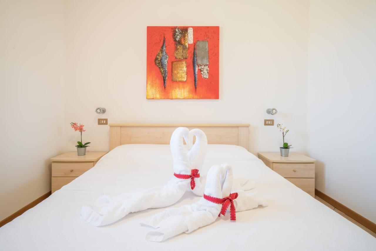 Gardappartamenti Cascinale Pool Desenzano del Garda Exteriör bild